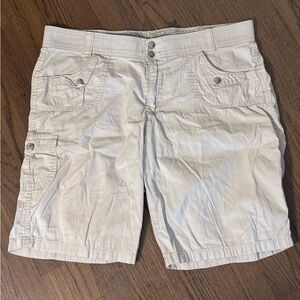 Gloria Vanderbilt Women’s Cream Cargo Shorts